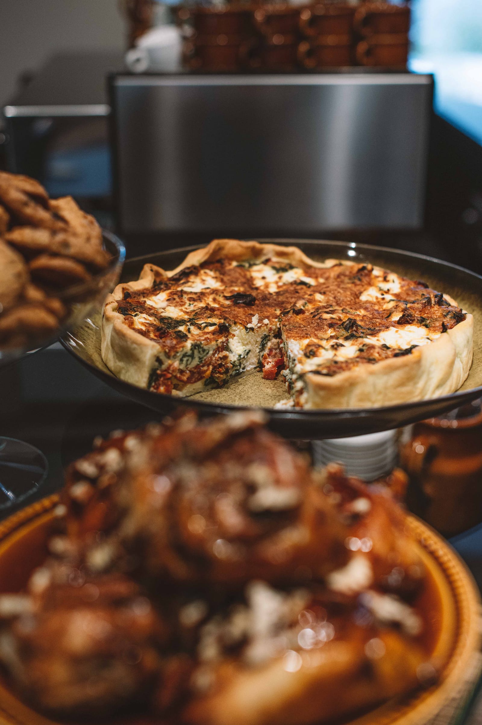 Huisgemaakte quiche met spinazie, tomaat en feta bij Cozette
